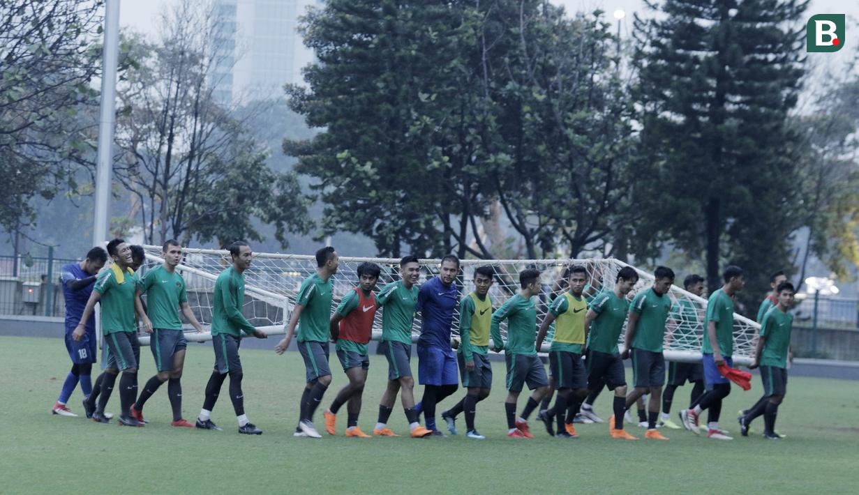 Pemain Timnas Indonesia U-23 menggotong tiang gawang usai latihan di Lapangan ABC Senayan, Jakarta, Rabu (25/4/2018). Latihan tersebut dalam rangka persiapan Anniversary Cup 2018. (Bola.com/M Iqbal Ichsan)