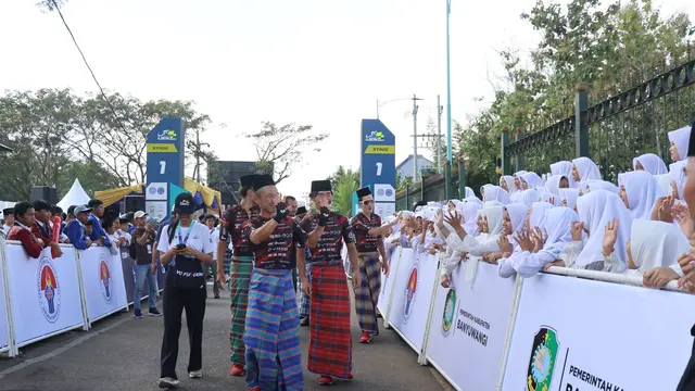 Para pembalap menyapa para pelajar dan santri di ajang pembukaan Tour de Banyuwangi Ijen. (Istimewa)