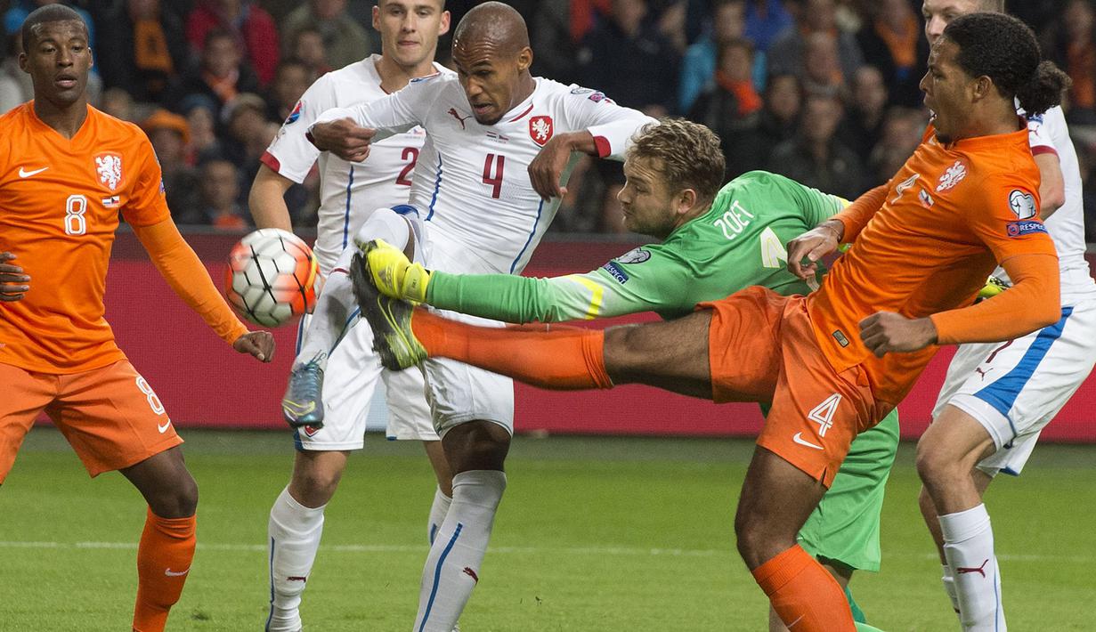 Kiper Belanda Jeroen Zoet saat menahan bola dari bek Ceko heodor Gebre Selassie selama pertandingan Grup A kualifikasi Euro 2016 di Amsterdam, Belanda, Rabu (14/10/2015). Belanda kalah dengan skor  2-3. (REUTERS/Toussaint Kluiters)