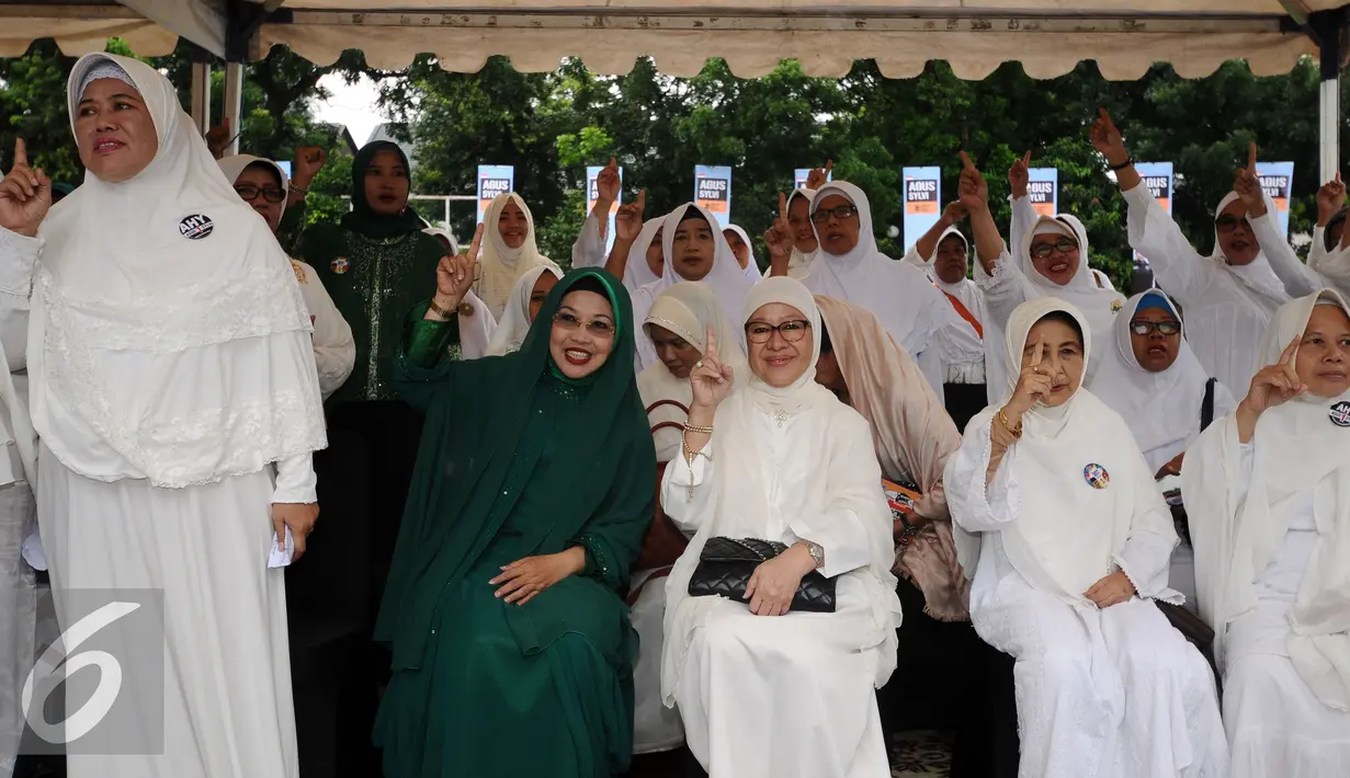 Cawagub DKI Jakarta, Sylviana Murni (baju hijau) saat menghadiri Doa Bersama Untuk Satukan Umat Jakarta di Lapangan Blok S, Kamis (9/2). Tabliq akbar tersebut dihadiri ratusan warga dari berbagai daerah di Jakarta. (Liputan6.com/Helmi Fithriansyah)