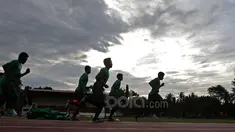 Para pemain Timnas U-19 saat berlatih ketahanan fisik di Stadion Atang Sutresna Kopasus, Cijantung, Kamis (06/04/2017). Latihan ini bagian dari seleksi tim persiapan Piala AFF U-18 di Myanmar. (Bola.com/Nicklas Hanoatubun)