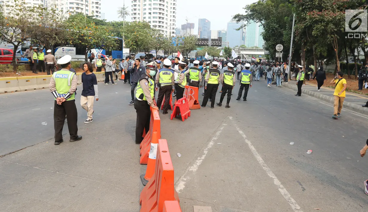 Polisi mengawal mahasiswa yang akan melangsungkan demonstrasi menolak RUU KUHP dan revisi UU KPK di Gedung DPR, Jakarta, Selasa (24/9/2019). Demonstrasi mahasiswa berbimbas pada macetnya Tol Dalam Kota. (Liputan6.com/Herman Zakharia)