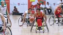 Pebasket difabel Indonesia, Danu Kuswantoro (tengah) membawa bola saat melawan Thailand, Ameen Ha-Rai pada laga Indonesia Para Games Invitational Tournament 2018 di Hall A GBK, Jakarta, Senin (2/7). Indonesia kalah 35-58. (Liputan6.com/Helmi Fithriansyah)