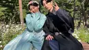 Mengenakan hanbok, pakaian adat Korea, Lee Jae Wook berpose bersebelahan dengan Go Yoon Jung. Keduanya tampak manis, Lee Jae Wook dengan hanbok hitam, sedangkan Go Yoon Jung memilih hanbok bernuansa biru laut dengan hiasan kepala dari bunga. Foto: Instagram.