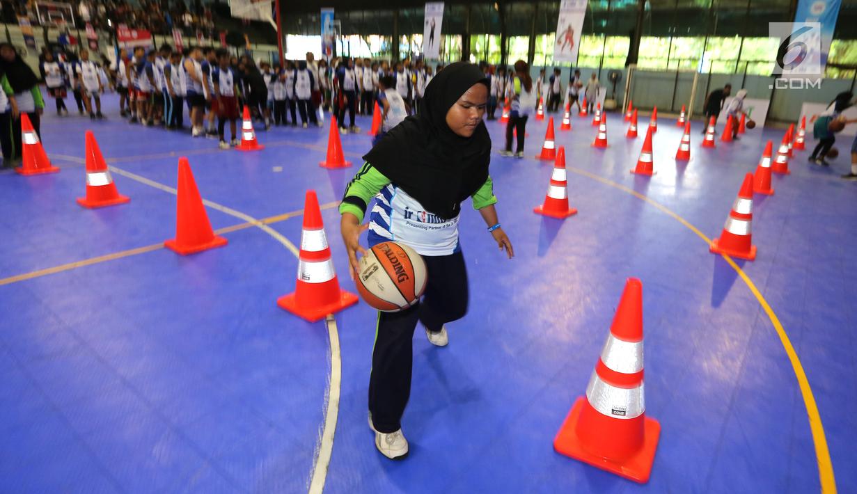 Remaja putri mendribble bola basket pada program Junior NBA Indonesia di Cilandak, Jakarta, Sabtu (24/3). Kegiatan yang telah digelar kelima kalinya ini memacu anak muda Indonesia untuk melakoni gaya hidup sehat dan aktif. (Liputan6.com/Fery Pradolo)