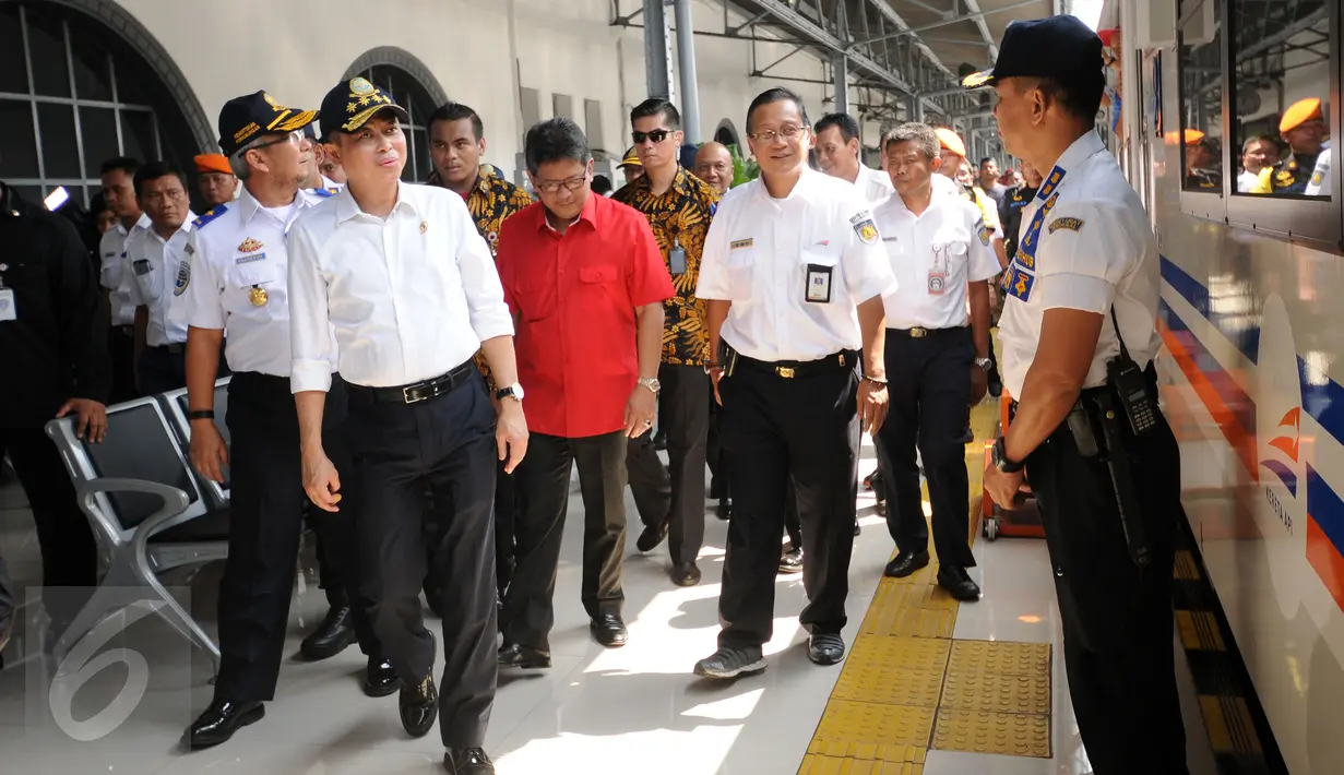 Menteri Perhubungan, Ignasius Jonan (kedua kiri) melihat kondisi kereta yang akan diberangkatkan dari Stasiun Senen, Jakarta, Sabtu (2/7). 800 pemudik diberangkatkan dengan kereta tambahan luar biasa. (Liputan6.com/Helmi Fithriansyah)