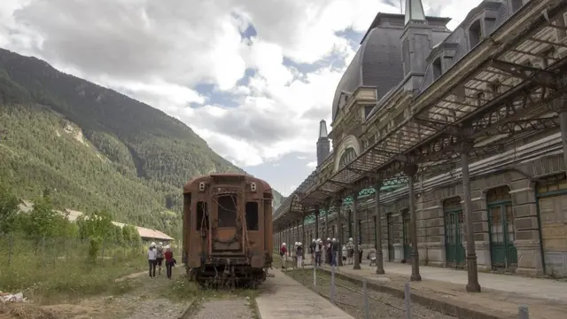 Foto Stasiun Canfranc saat terbengkalai