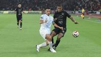 Namun, hingga babak pertama usai laga antara Persija Jakarta melawan PSIM Yogyakarta berakhir tanpa gol. Tampak dalam foto, gelandang Persija, Alan Cardoso De Andrade (Cardoso) berebut bola dengan pemain PSIM pada pertandingan pekan ke-14 BRI Super League musim 2025/2026 di Stadion Utama Gelora Bung Karno, Jakarta, Jumat (28/11/2025). (Bola.com/M Iqbal Ichsan)
