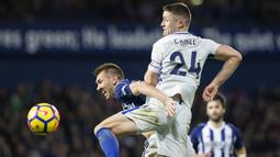 Bek Chelsea, Garry Cahill, berebut bola dengan bek West Bromwich, Gareth McAuley, pada laga Premier League di Stadion The Hawthorns, West Bromwich, Sabtu (18/11/2017). West Bromwich kalah 0-4 dari Chelsea. (AFP/Roland Harrison)
