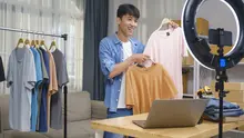 Seorang penjual online sedang melakukan live shopping. (cpoungpeth/depositphotos.com)