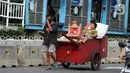 Pemulung melintas di Jalan Matraman Raya, Jakarta, Kamis (30/4/2020). Setiap Ramadan tiba, kemunculan pemulung yang membawa gerobak marak terjadi. Saat ini, kemunculan mereka menjadi masalah tersendiri di tengah upaya memutus mata rantai penyebaran Covid-19. (Liputan6.com/Helmi Fithriansyah)