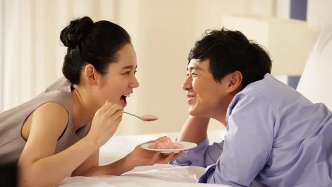 Han Ga In dan Yeon Jung Hoon Resmi Menjadi Orang Tua