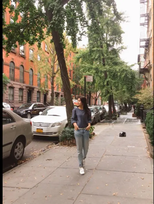 Lokasi syuting film memang mengambil 100% di New York. Hal ini dilakukan agar sesuai dengan novelnya. (Via Twitter/@NabilahJKT48)