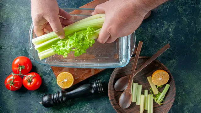 Ilustrasi Merendam Sayur