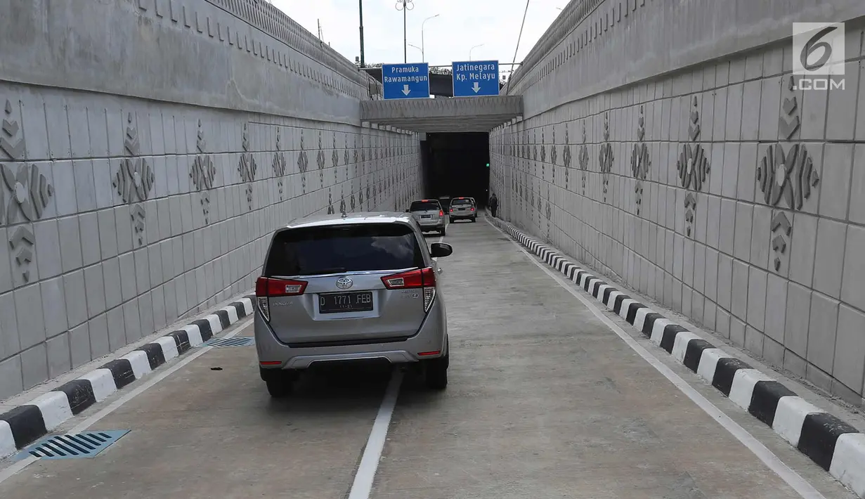 Kendaraan melintasi underpass Matraman di Jakarta, Senin (10/4). Dibuatnya Underpass ini bertujuan mengurai kemacetan dari arah Cikini, Suropati, Menteng, menuju daerah Pramuka dan Matraman hingga Jatinegara. (Liputan6.com/Immanuel Antonius)