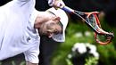 Petenis Skotlandia, Andy Murray, mematahkan raketnya setelah ditaklukkan petenis Australia, Alex De Minaur, pada laga Paris Masters di Accor Arena, Paris, Senin (30/10/2023). (AFP/Julien De Rosa)