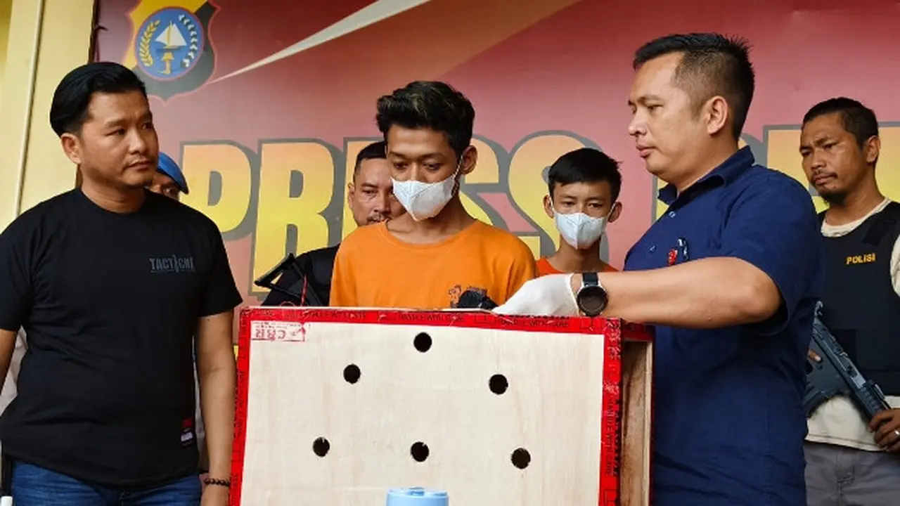 Tersangka pengirim narkoba paket ayam jago berisi sabu dan ribuan pil ekstasi dari Pekanbaru tujuan Makassar.
