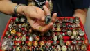 Batu jenis agate bergambar pangeran berwajah babi di tunjukkan oleh Suhu Naga di Kantor Redaksi Liputan6.com, Senayan, Jakarta, Kamis (30/07/2015). Sebanyak 600 buah batu akik bermotif di koleksi sejak usia sekolah. (Liputan6.com/Andrian M Tunay)