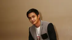 Ajun Perwira dikenal sebagai aktor, presenter, dan pemusik di Indonesia. Namanya kerap wara-wiri di layar lebar dan layar kaca. Kariernya mulai melejit kala ia membintangi sebuah sinetron di salah satu tv swasta (Kapanlagi/Budy Santoso)