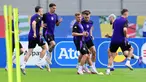 Pemain bertahan Jerman, Joshua Kimmich bersama rekan setimnya mengikuti sesi latihan di Herzogenaurach, pada 28 Juni 2024. (Tobias SCHWARZ/AFP)