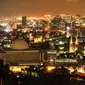 Pemandangan Kota Jakarta dilihat dari puncak Monas pada malam hari, Selasa (5/4). Gubernur Ahok telah meresmikan Wisata Malam Monas. (Liputan6.com/Gempur M Surya)