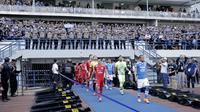 Pemain Persib Bandung dan Persija Jakarta memasuki lapangan pada laga Liga 1 di Stadion GBLA, Jawa Barat, Minggu (23/9/2018). Persib menang 3-2 atas Persija. (Bola.com/M Iqbal Ichsan)