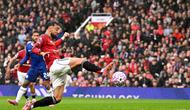 Aksi Bruno Fernandes pada laga Manchester United vs Chelsea di Liga Inggris 2025/2026 di Old Trafford, Sabtu (20/9/2025) malam WIB. (Oli SCARFF / AFP)