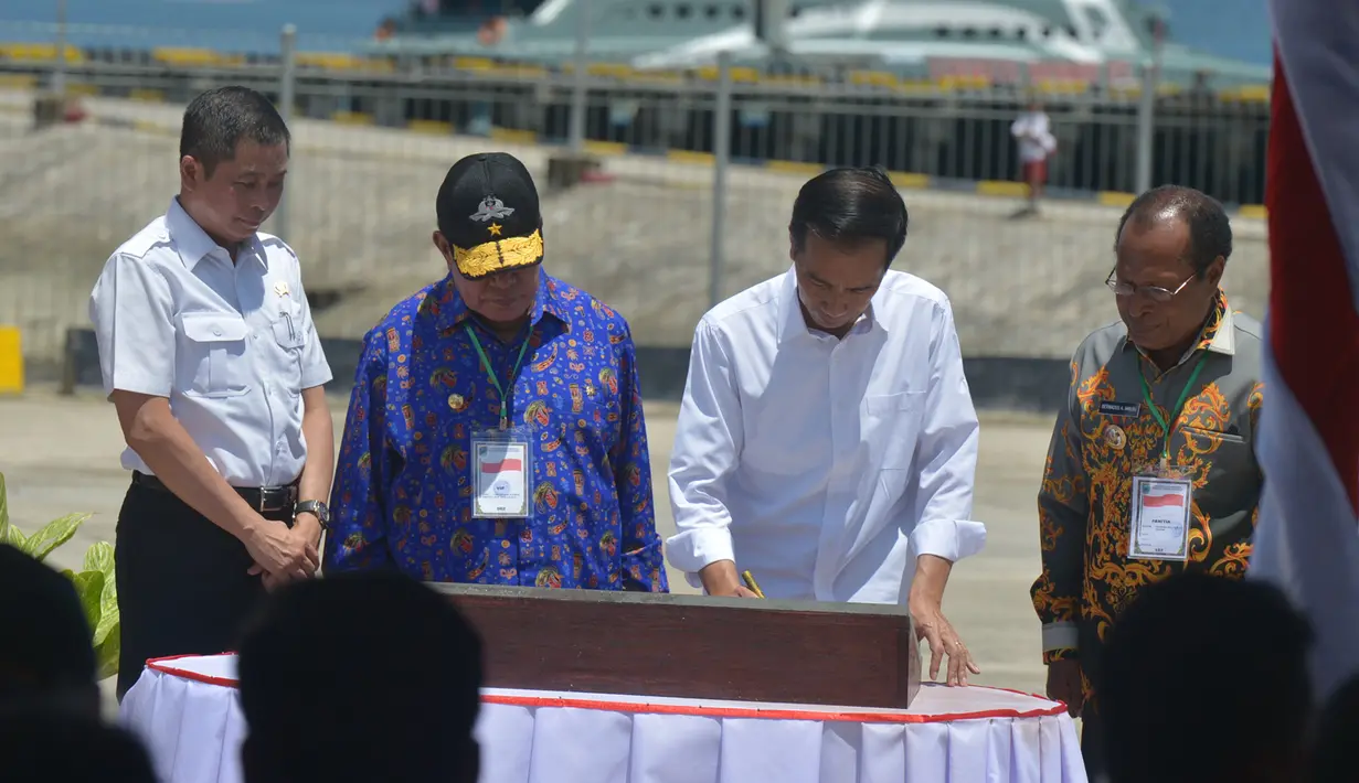 Presiden RI, Joko Widodo (Jokowi) menandatangani  peresmian Pelabuhan Wasior di Teluk Wondama, Papua Barat. (Biro Pers Presiden/Kris)