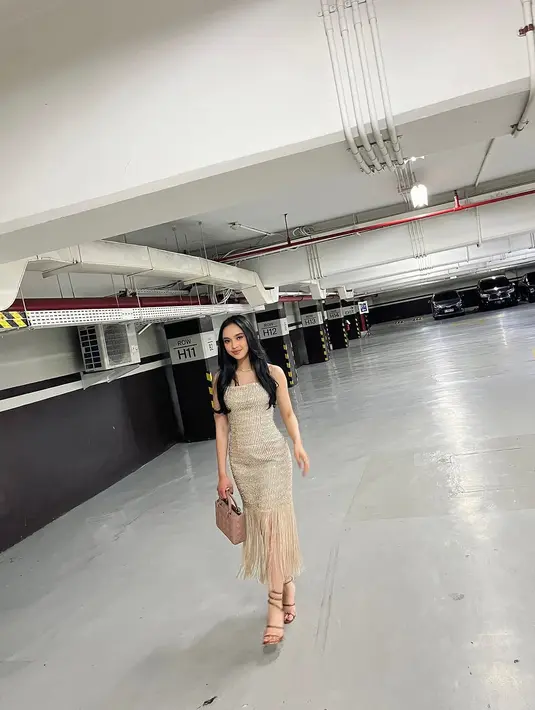 Sementara itu, Lyodra Ginting tampil begitu glamour dan anggun dalam balutan dress emas dengan detail rajutan yang membentuk siluet tubuhnya secara sempurna. [@lyodraofficial/@randymartinnn].