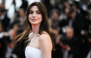Anne Hathaway tiba untuk pemutaran film "Armageddon Time" selama Festival Film Cannes edisi ke-75 di Cannes, Prancis selatan, 19 Mei 2022. (PATRICIA DE MELO MOREIRA/AFP)