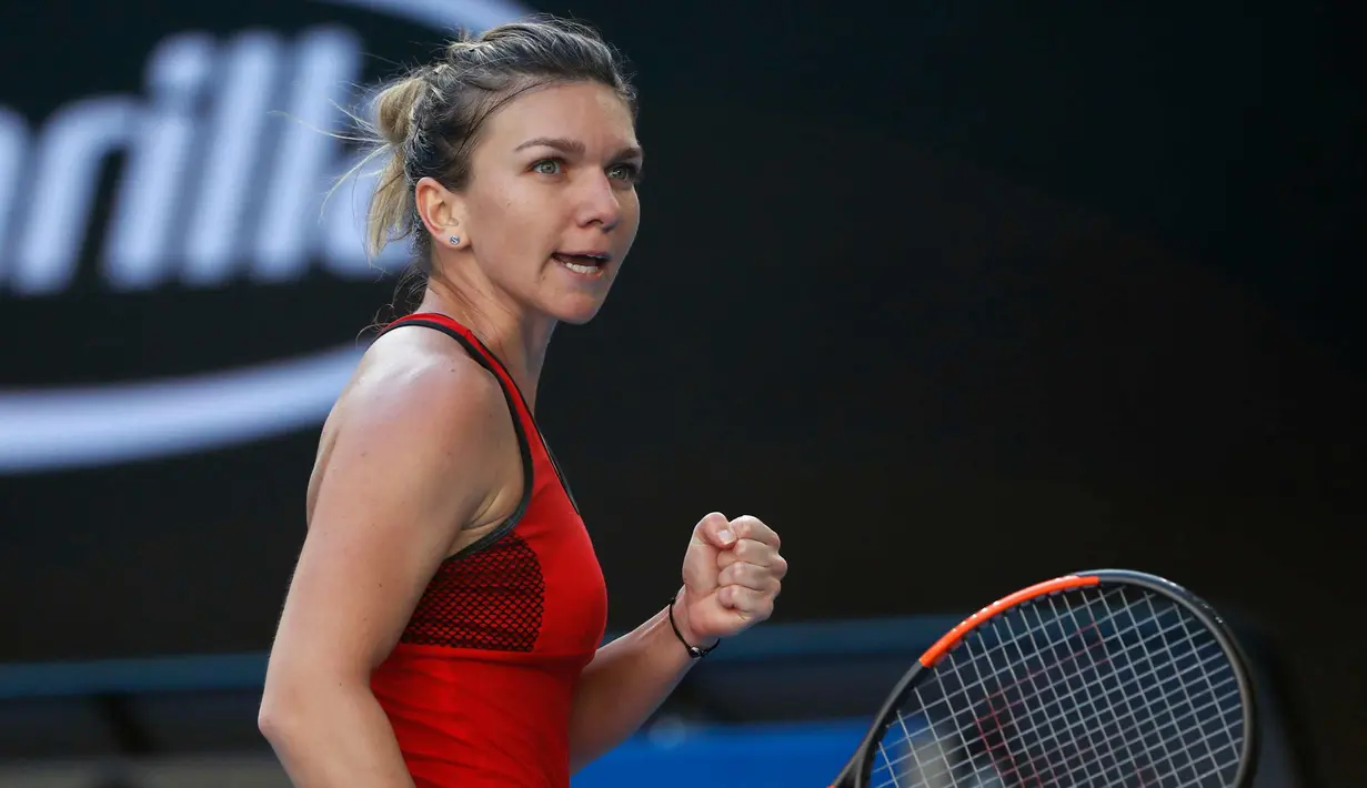 Ekspresi petenis asal Rumania, Simona Halep saat mendapat poin pada pertandingan melawan petenis Jepang Naomi Osaka di putaran keempat di kejuaraan tenis Australia Terbuka di Melbourne, (22/1). Halep menang 6-3, 6-2. (AP Photo / Ng Han Guan)