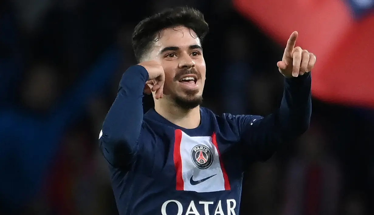 Selebrasi gelandang PSG, Vitinha setelah mencetak gol ke gawang Lens pada laga Liga Prancis 2022/2023 di Parc des Princes, Paris (15/4/2023). Vitinha baru semusim membela PSG setelah didatangkan dari FC Porto pada awal musim 2022/2023 dengan nilai transfer 41,5 juta euro atau setara Rp699 miliar. Terikat kontrak hingga 30 Juni 2027, hingga kini ia telah tampil dalam 48 laga dengan torehan 2 gol dan 4 assist. (AFP/Franck Fife)