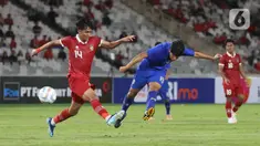 Pemain belakang timnas Indonesia U-20, Sulthan Zaky Pramana Putra (kiri) berusaha menahan tendangan bola dari Paripan Wongsa (Thailand U-20) saat International Friendly Match di di Stadion Utama Gelora Bung Karno (SUGBK), Jakarta Pusat, pada Jumat (26/1/2024). (Bola.com/M Iqbal Ichsan)