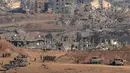Jalan-jalan dan gedung-gedung permukiman penduduk di sekitar perbatasan Gaza menjadi saksi bisu kehancuran yang disebabkan oleh serangan Israel. (Maya Levin/AFP)