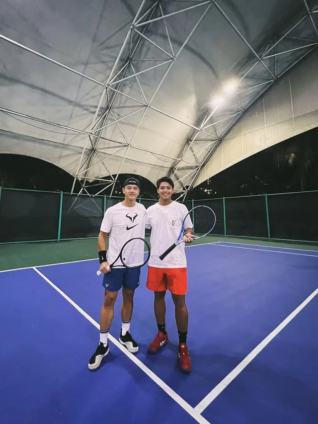 Satu Tim dengan Enzy Storia, Ini 7 Potret Dion Wiyoko Latihan Tenis