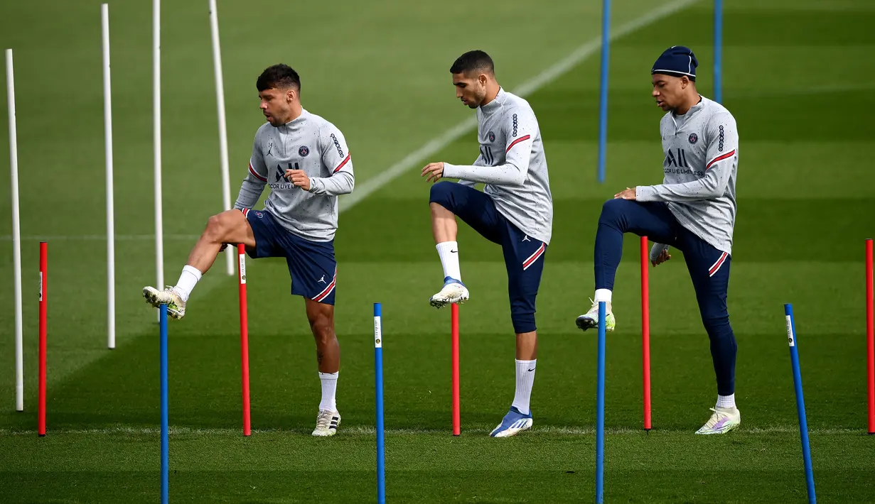 <p>(Dari kiri) Pemain Paris Saint-Germain Juan Bernat, Maroko Achraf Hakimi dan Kylian Mbappe ambil bagian dalam sesi latihan di tempat latihan klub Camp des Loges di Saint-Germain-en-Laye, barat Paris, Kamis (28/4/2022). Juara Ligue 1 yang baru dinobatkan PSG akan dijamu oleh Strasbourg pada pekan ke-35 Ligue 1 2021/22, Sabtu 30 April 2022, di Stade de la Meinau. (FRANCK FIFE / AFP)</p>