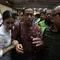 Mantan Menteri Pendidikan, Kebudayaan, Riset, dan Teknologi (Mendikbudristek), Nadiem Anwar Makarim (ketiga kiri), bersama istrinya, Franka Franklin Makarim (kedua kiri), usai sidang pembacaan tuntutan di Pengadilan Tindak Pidana Korupsi Jakarta, Rabu 13 Mei 2026. (Kapanlagi.com/Budy Santoso)