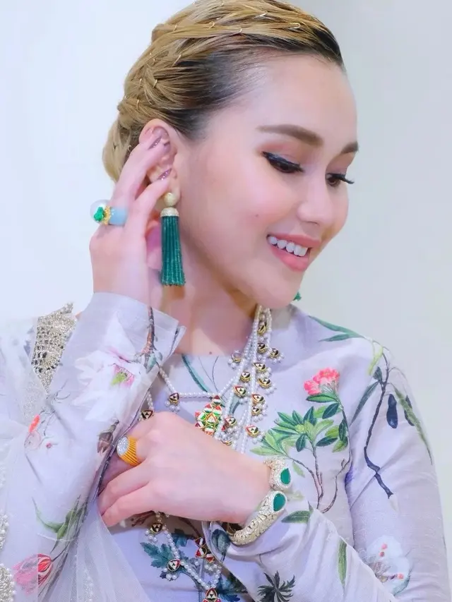 Ayu Ting Ting Pakai Gaun India