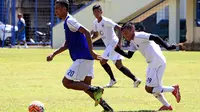 PSIS menjalani latihan jelang uji coba melawan Persebaya di Semarang, Minggu (12/3/2017). (Bola.com/Romi Syahputra)