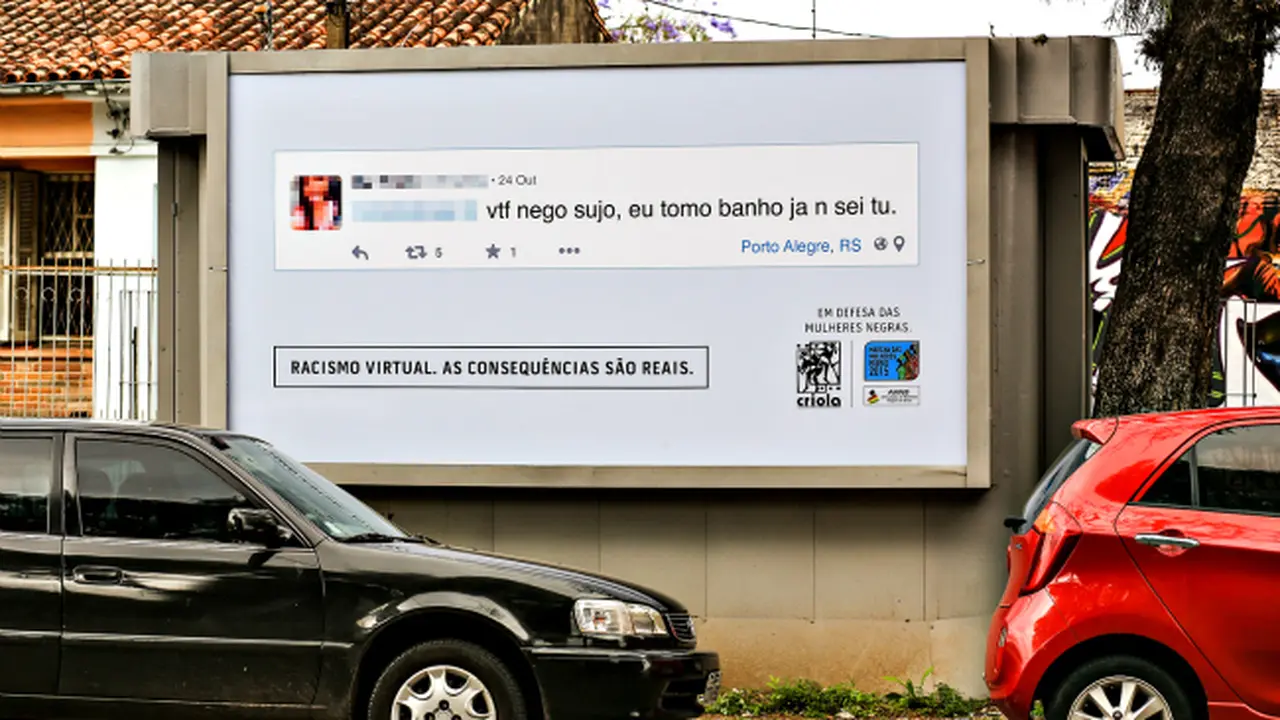 Komentar Rasis di Facebook Dipasang di Papan Iklan