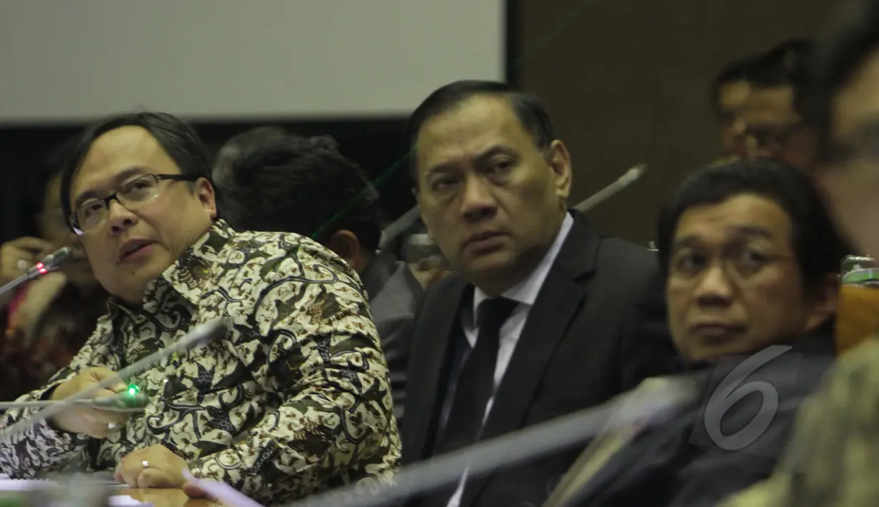 Menkeu Bambang Brodjonegoro (kiri), Gubernur BI Agus Martowardojo dan Kepala OJK Muliaman D. Hadad mengikuti rapat kerja dengan Komisi XI DPR RI di Ruang Komisi XI Kompleks Parlemen Senayan, Jakarta, Rabu (25/3/2015). (Liputan6.com/Andrian M Tunay)