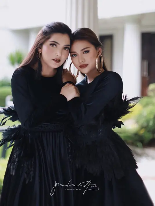 Tidak sendirian, Ashanty pun kerap tampil glamor bersama  dengan Aurel yang pastinya juga dengan makeup yang maksimal. (Instagram/ashanty_ash)