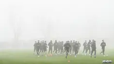 Para pemain Chelsea melakukan pemanasan selama sesi latihan tim di fasilitas latihan Chelsea Cobham di Stoke D'Abernon, London pada 14 Februari 2023. Chelsea akan bertanding melawan Borussia Dortmund pada leg pertama babak 16 besar Liga Champions di di Westfalenstadion. (AFP/Glyn Kirk)