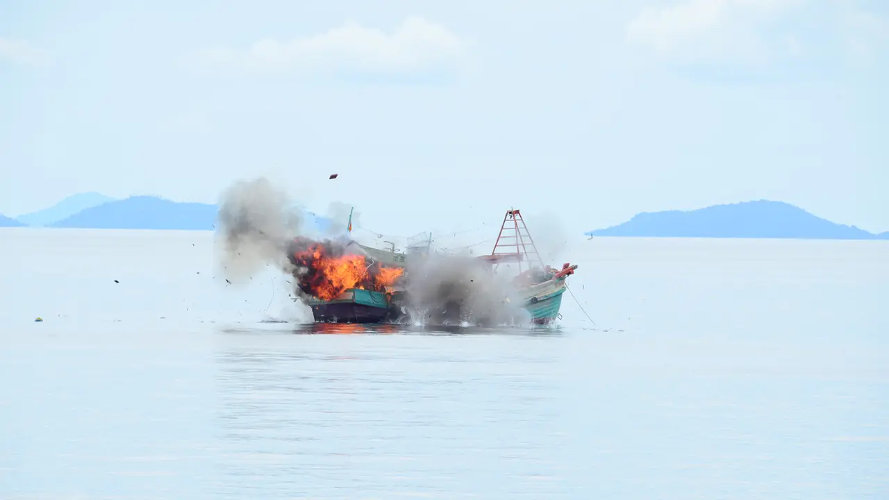 TNI Hancurkan Kapal Asing Pencuri Ikan