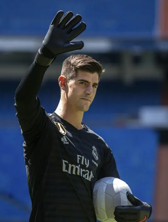 Kiper baru Real Madrid, Thibaut Courtois, menyapa fans saat diperkenalkan di Stadion Santiago Bernabeu, Madrid, Kamis (9/8/2018). Pemain berusia 26 tahun pindah setelah empat musim terakhir jadi kiper utama Chelsea. (AP/Andrea Comas)