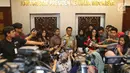 Kepala Staf Kepresidenan, Moeldoko (tengah) memberikan keterangan saat menerima kedatangan terpidana kasus pelanggaran UU ITE, Baiq Nuril di Kompleks Istana Kepresidenan, Senin (15/7/2019). Baiq Nuril datang untuk menyerahkan surat pengajuan amnesti ke Presiden Jokowi. (Liputan6.com/Angga Yuniar)