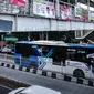 Transjakarta melintas di bawah Jembatan Penyeberangan Orang (JPO) yang dipasangi alat peraga kampanye (APK) di Mampang, Jakarta, Rabu (27/2). Meski sudah dilarang, namun masih ditemukan pemasangan APK di tempat terlarang. (Liputan6.com/Faizal Fanani)