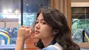 Eks member JKT48 ini memang tambah cantik saja saat masuki usia remaja. Potret Afiqah tampak samping ini memperlihatkan sisi menawannya. Foto Afiqah bergaya candid ini pun banjir pujian dari netizen. (Liputan6.com/IG/amaninaafiqah)