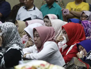 Kerabat mantan Wali Kota Kendari Asrun dan anaknya Wali Kota nonaktif Kendari Adriatma Dwi Putra mendengar sidang vonis di Pengadilan Tipikor, Jakarta, Rabu (31/10). Asrun dan Adriatma divonis 5 tahun 6 bulan penjara. (Liputan6.com/Herman Zakharia)