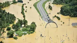 Foto udara yang diambil oleh AU Sri Lanka pada 28 Mei 2017 memperlihatkan jalan raya terputus oleh banjir di Matara. Bencana banjir dan longsor ini disebut-sebut sebagai bencana terparah di Sri Lanka dalam 14 tahun terakhir. (Sri Lanka Air Force via AP)